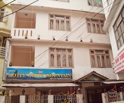 https://imgcld.yatra.com/ytimages/image/upload/t_hotel_yatra_city_desktop/v1391165199/Domestic Hotels/Hotels_Gangtok/Hotel White Mountain/Facade~1147.jpg